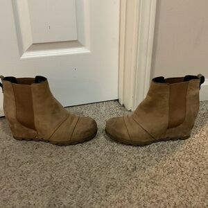 Sorel tan Joan of Artic wedge fall pull on boots sz 9